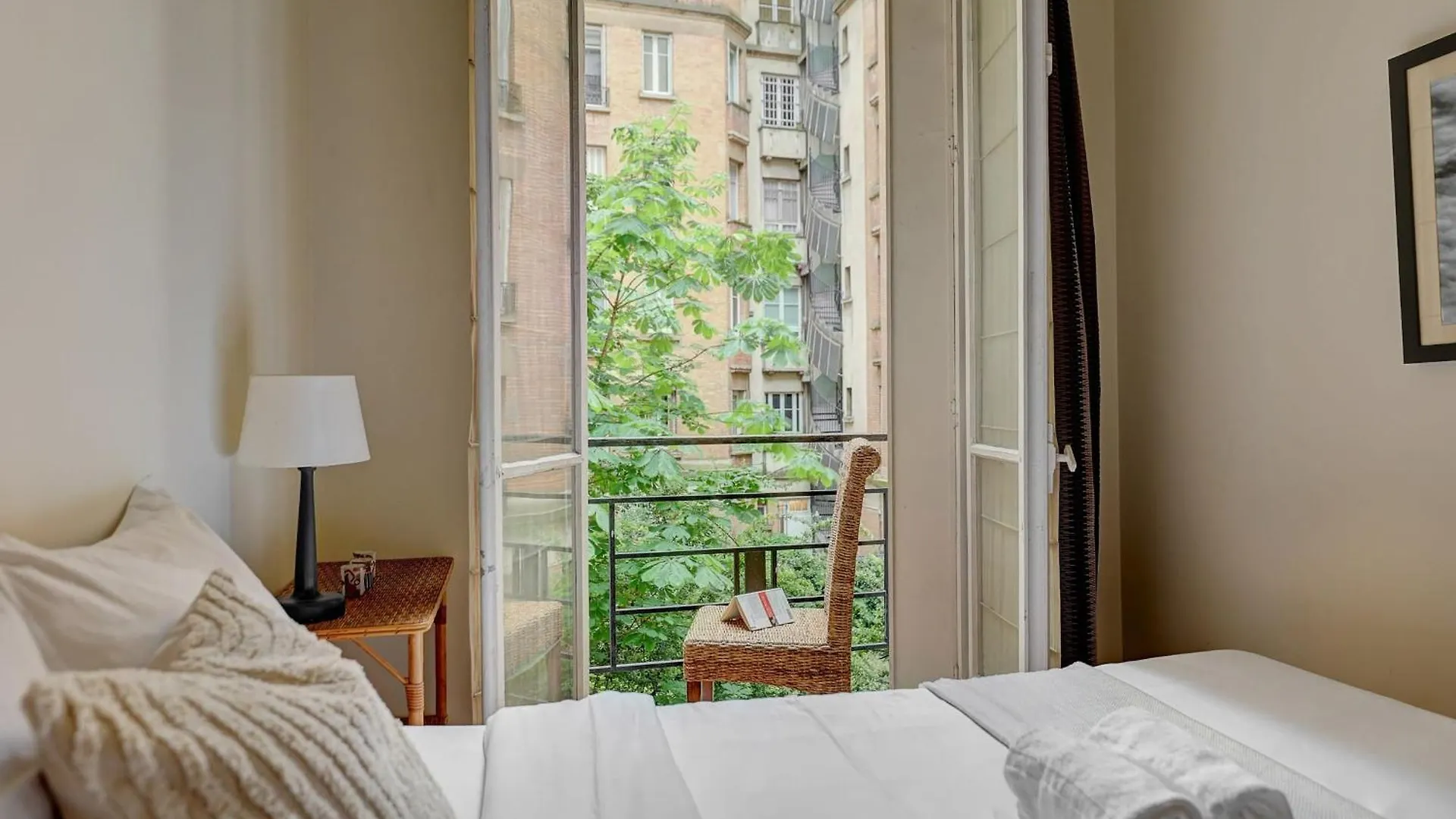 The Seine & Pont De L'alma - 2br With Balcony - Cityapartmentstay 파리