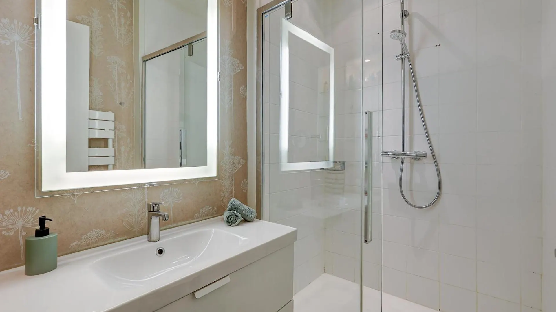 The Seine & Pont De L'alma - 2br With Balcony - Cityapartmentstay 아파트 파리
