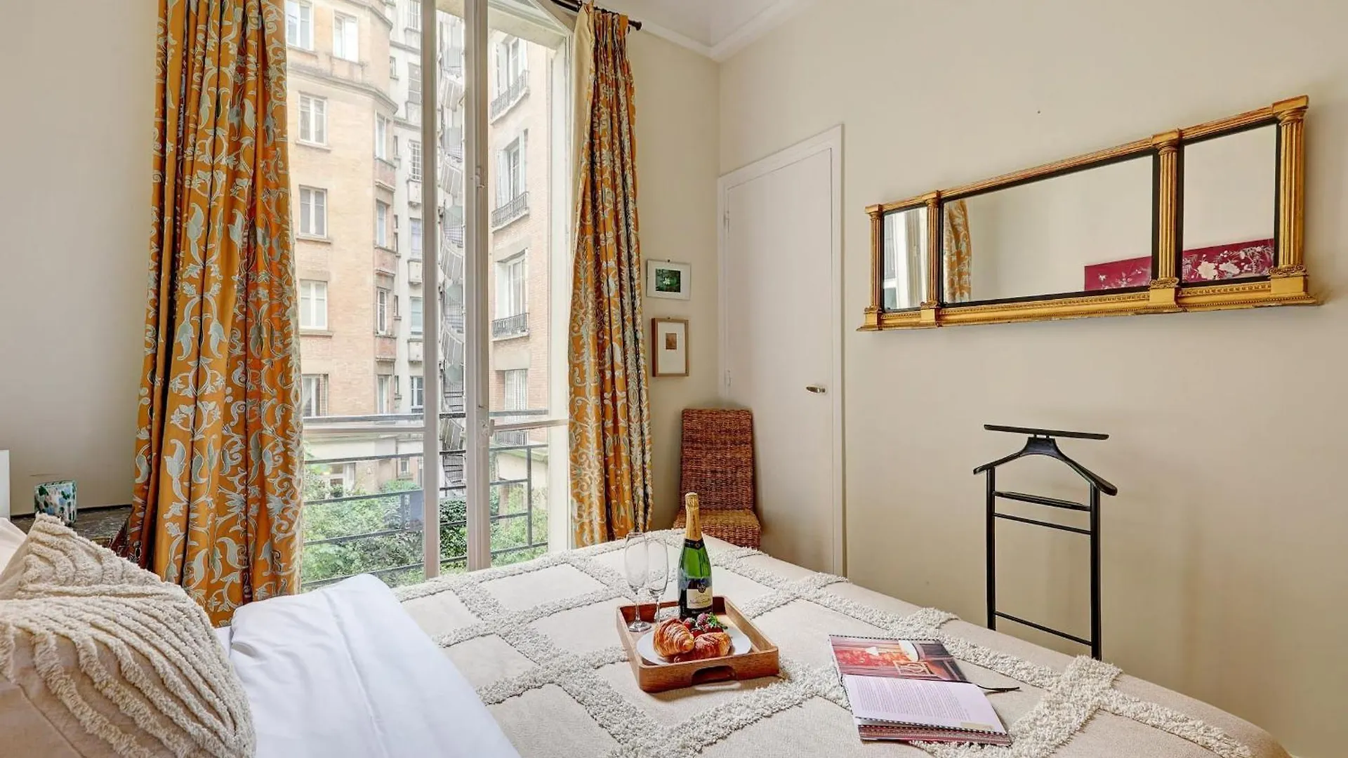 The Seine & Pont De L'alma - 2br With Balcony - Cityapartmentstay 파리